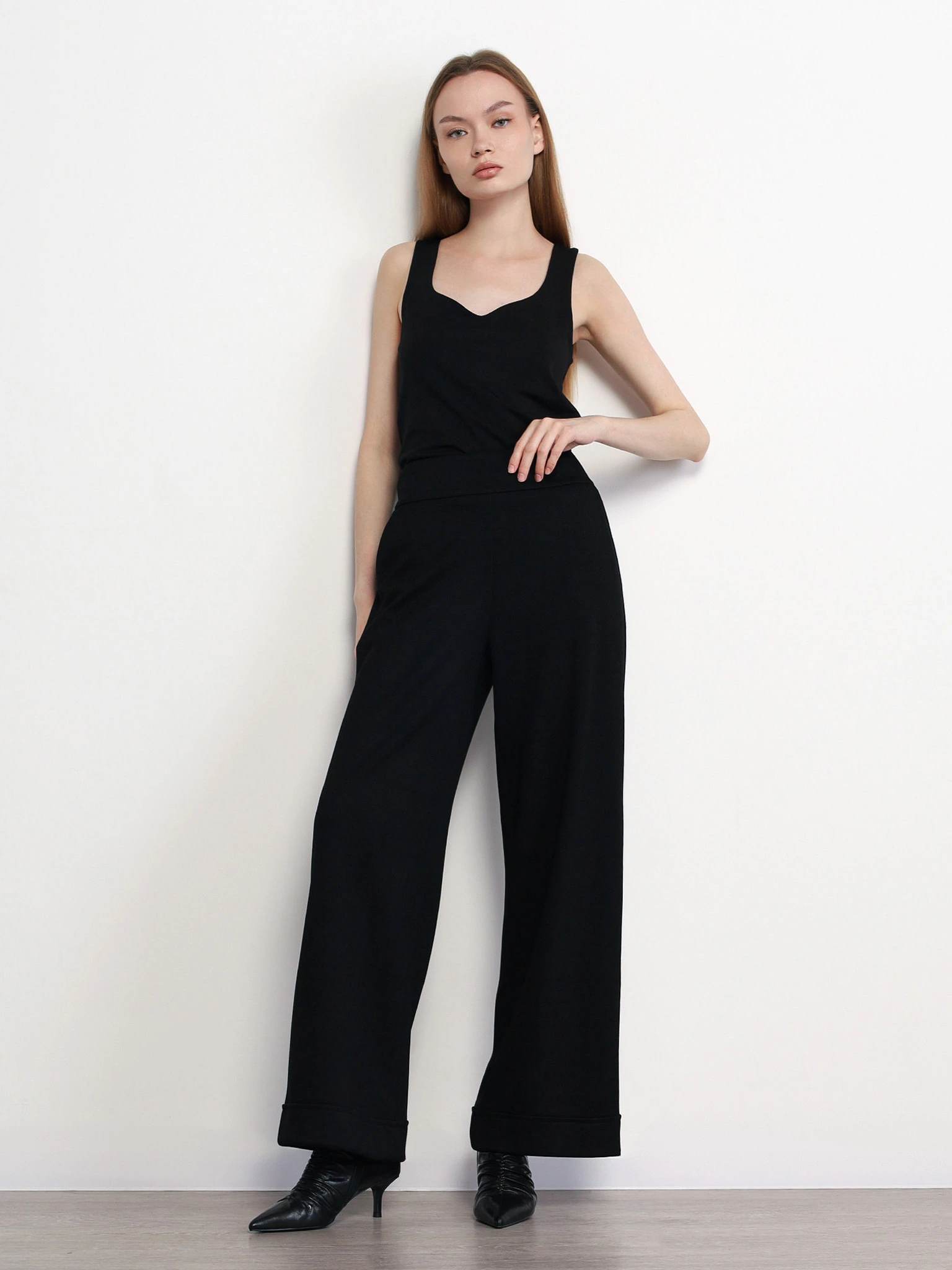 Майка черного цвета прямого кроя